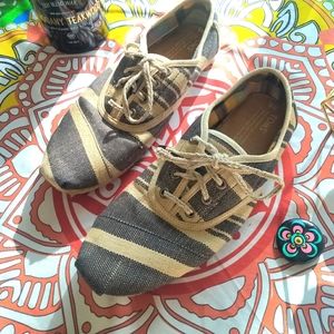 TOMS SHOE SIZE:9 FOR MEM